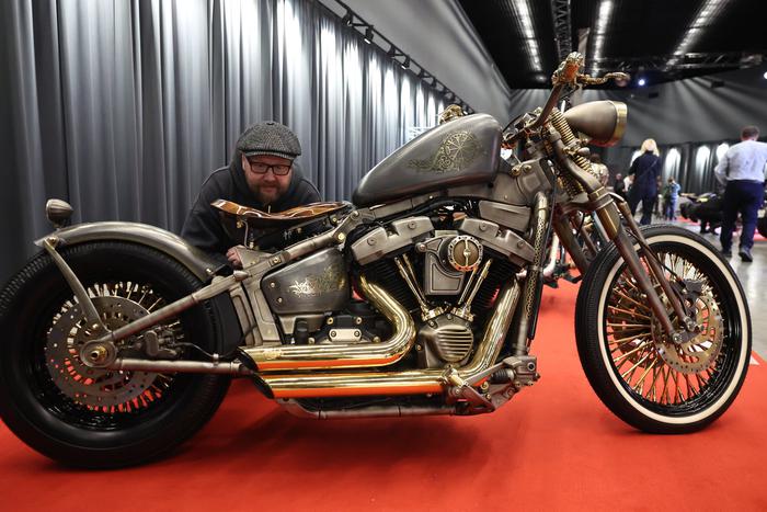 На ВДНХ привезли уникальные байки из дерева, стали и золота