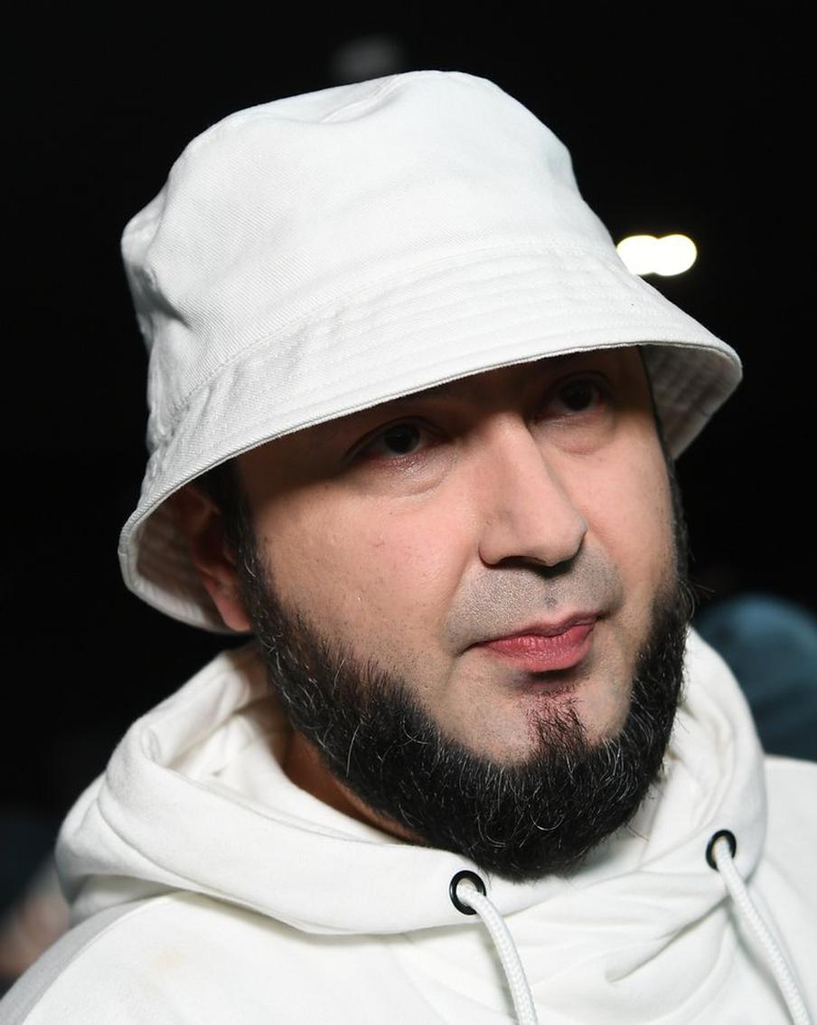 Рэперу Акиму Апачеву предписали выплатить штраф за нанесённые оскорбительные надписи в Судже Курской области