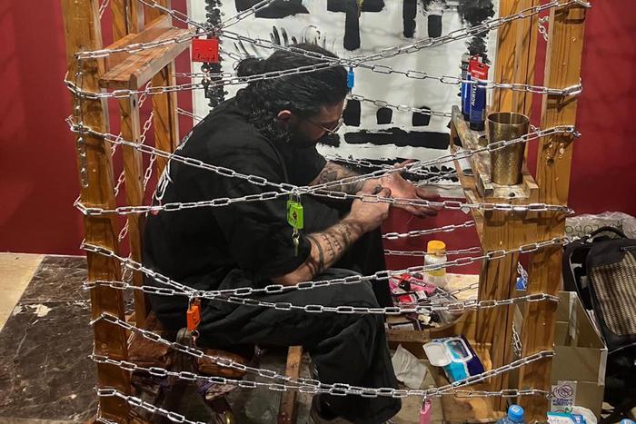 Художник обещал жить трое суток без сна и еды, но всех обманул