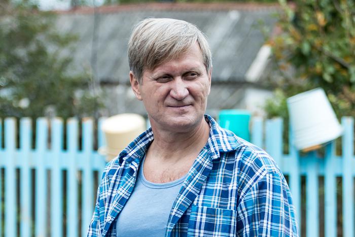 Начал работать в 8 лет, заработал шрамы в драках, хотел стать таксистом: звезда "Уральских пельменей" Андрей Рожков заполнил анкету Metro