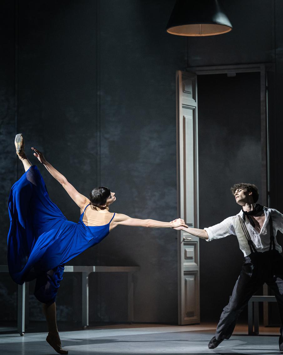 Ахматова раздвоилась, а Павлова стала лебедем: в Малом театре премьера спектакля "Две Анны"