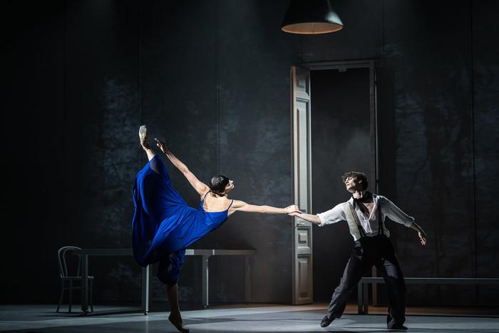 Ахматова раздвоилась, а Павлова стала лебедем: в Малом театре премьера спектакля "Две Анны"