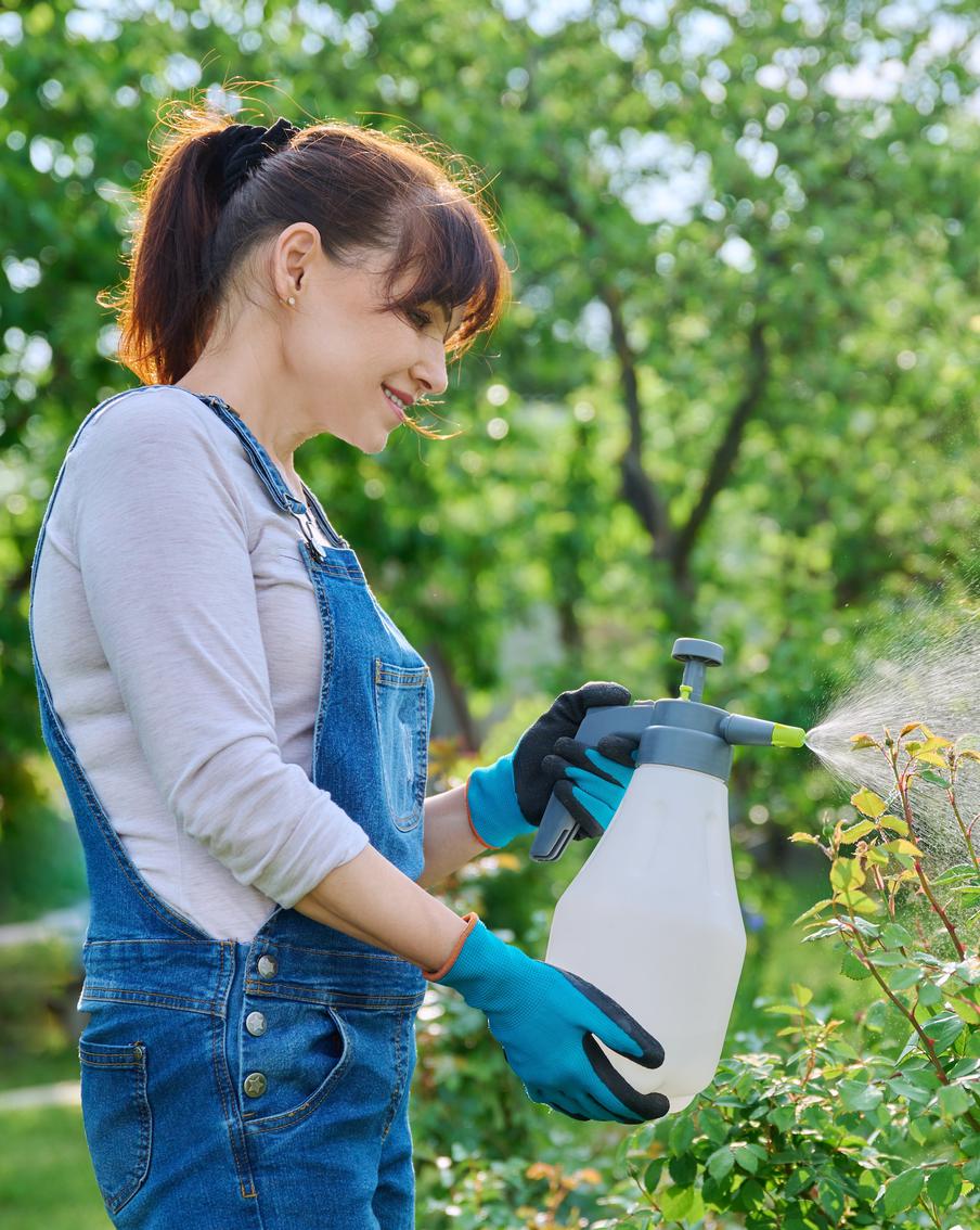 Как выбрать надёжный опрыскиватель для дачи: советы инженера-технолога