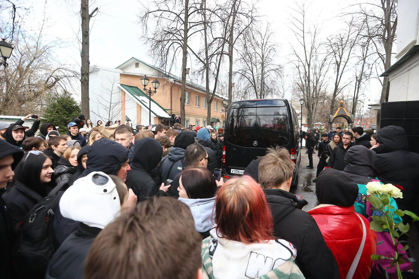 Церемония прощания с рэпером Пашей Техником в храме Петра и Павла в Лефортово.