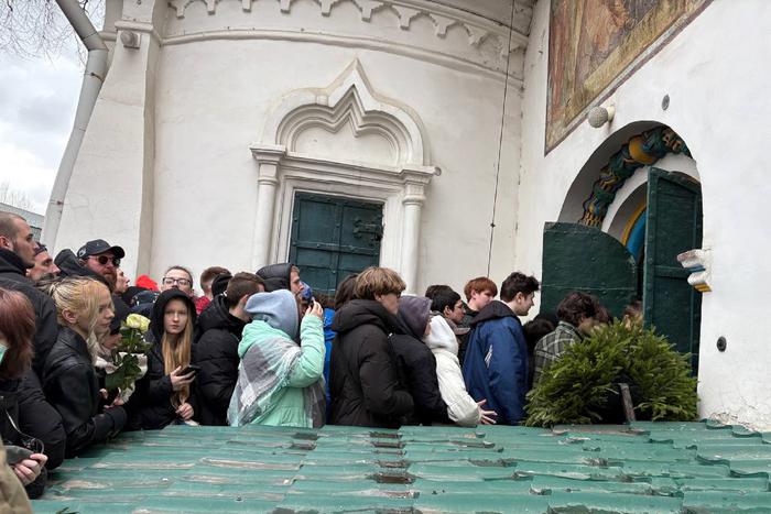 Фанатов Паши Техника пустили в храм посмотреть на рэпера в последний раз