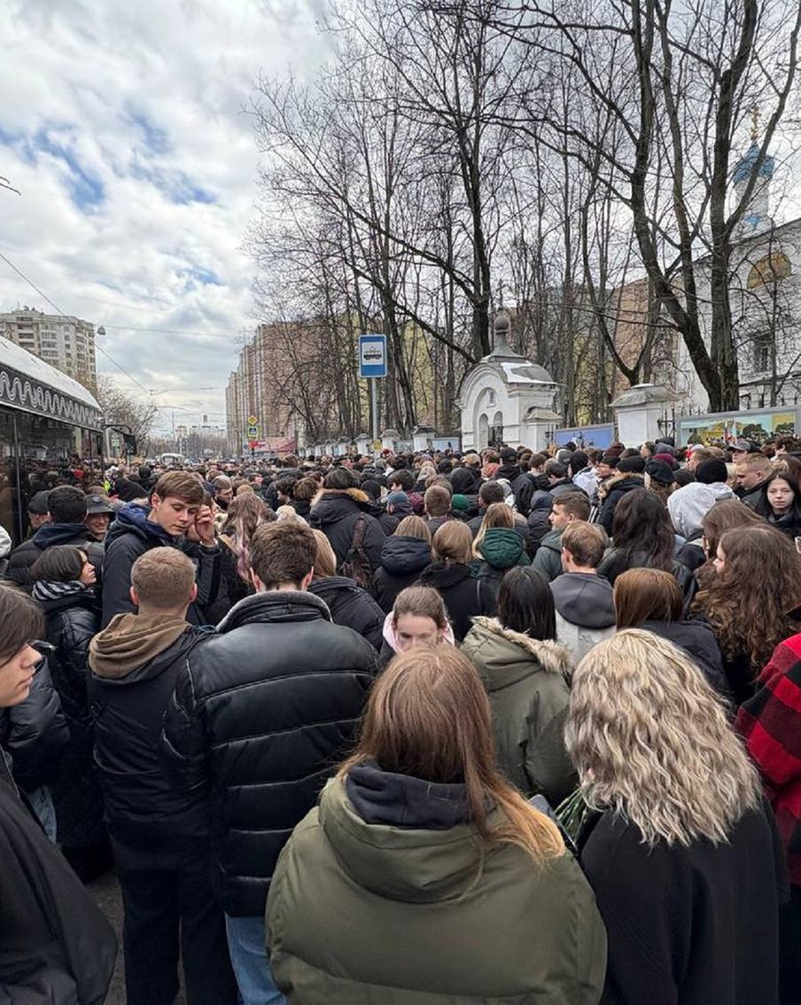 Нападала на полицейских и оскорбляла: эксцессы на прощании с Пашей Техником