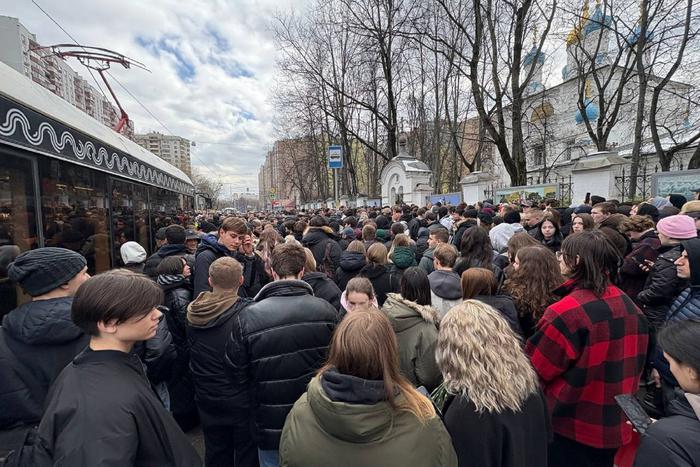 Нападала на полицейских и оскорбляла: эксцессы на прощании с Пашей Техником