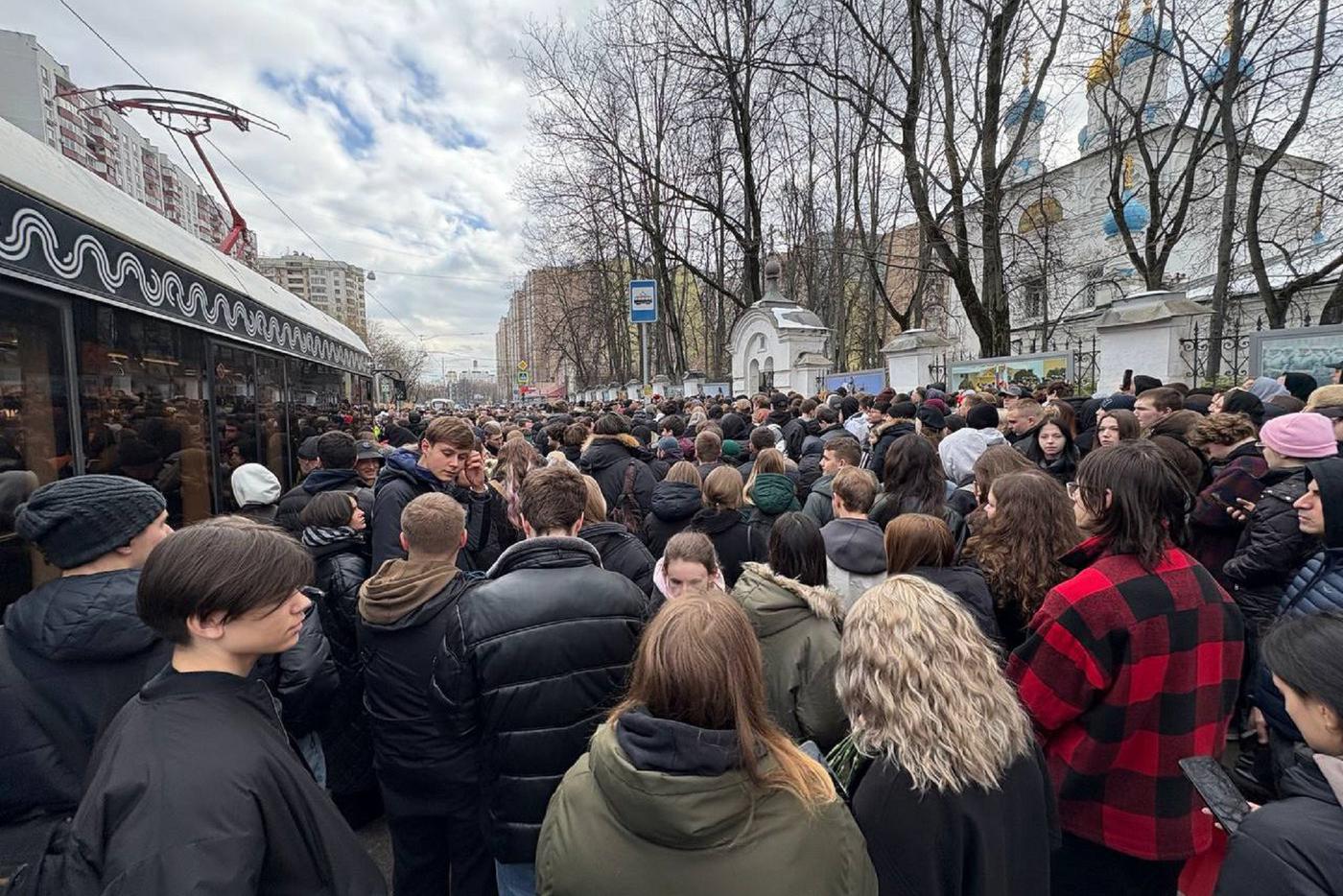 Нападала на полицейских и материлась: эксцессы на прощании с Пашей Техником