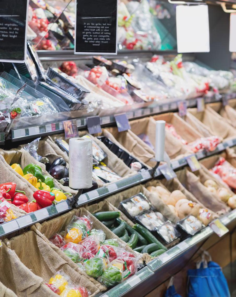 Российские ретейлеры начали заметно снижать цены на товары на фоне постепенного укрепления рубля