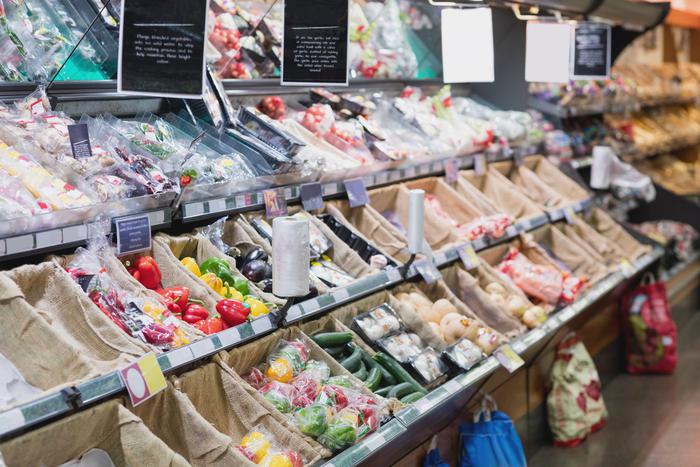 Российские ретейлеры начали заметно снижать цены на товары на фоне постепенного укрепления рубля