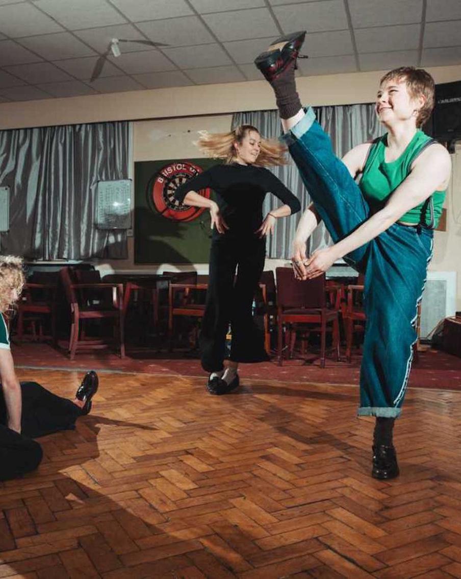 "Это что, какая-то секта?" – пользователи соцсетей пытаются повторить странный танец из 70-х