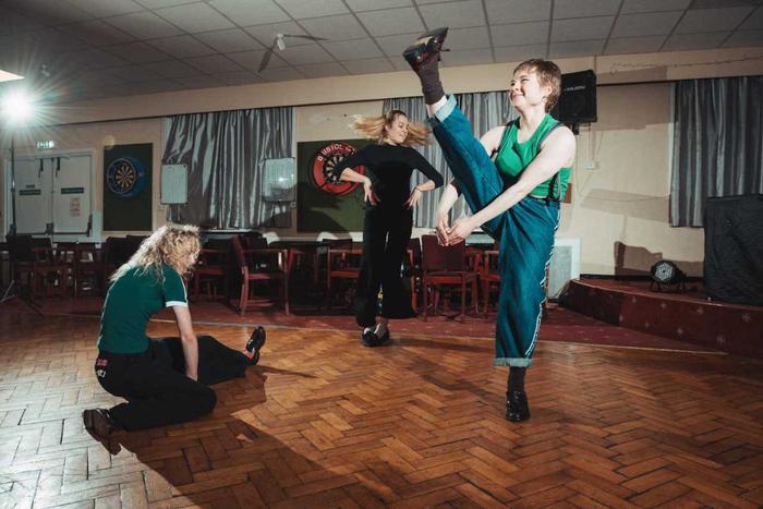 "Это что, какая-то секта?" – пользователи соцсетей пытаются повторить странный танец из 70-х