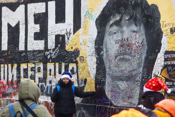 На стене Цоя появился ответ поклонников рокера осквернившим стену фанатам Паши Техника