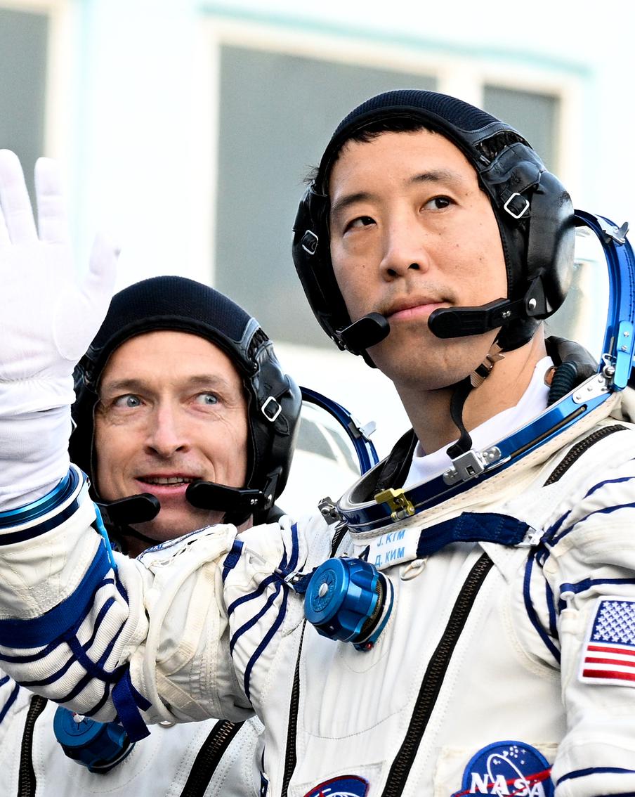 "Я свободен!": Какую музыку слушают космонавты перед полётом