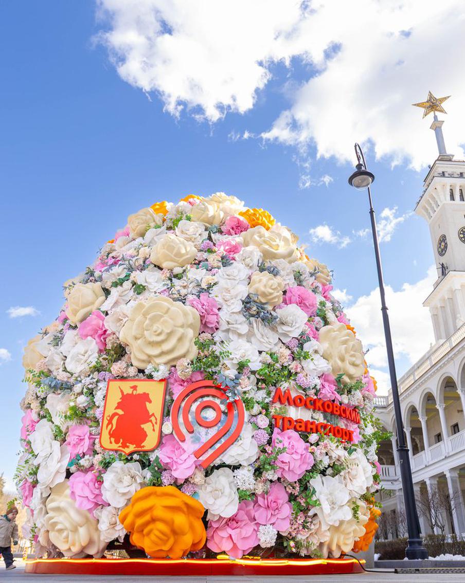 Пасхальные инсталляции из тысяч цветов появились у вестибюлей метро Москвы