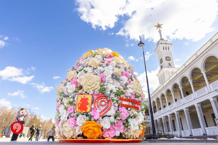 Пасхальные инсталляции из тысяч цветов появились у вестибюлей метро Москвы