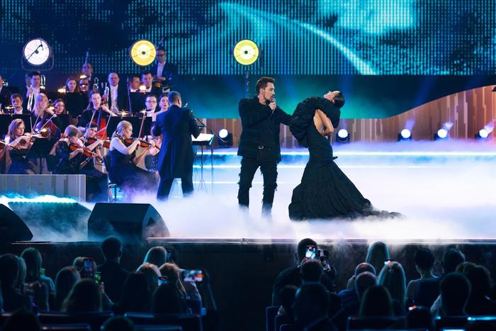 Лучшие отечественные звёзды объединились в колоритные дуэты на праздничном вечере