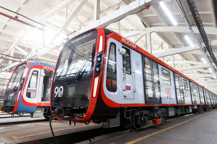 Два тематических поезда вышли на линии к 90-летию метрополитена. Поезда будут курсировать в течение двух месяцев.