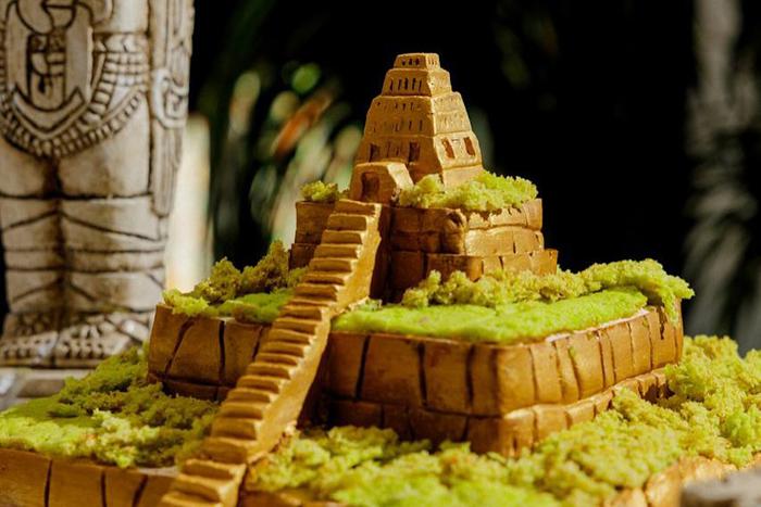 Пасхальный стол украсят Мачу-Пикчу и золотые купола. Metro собрало самые необычные и дорогие куличи в Москве