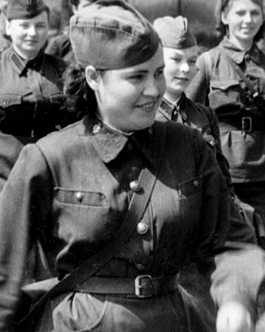 Гуляем по ночному городу, слушаем Гумилёва и навещаем Ленина