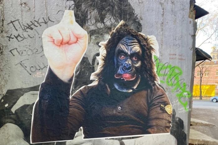 В Петербурге мурал Цоя осквернили надписями и изображением Паши Техника