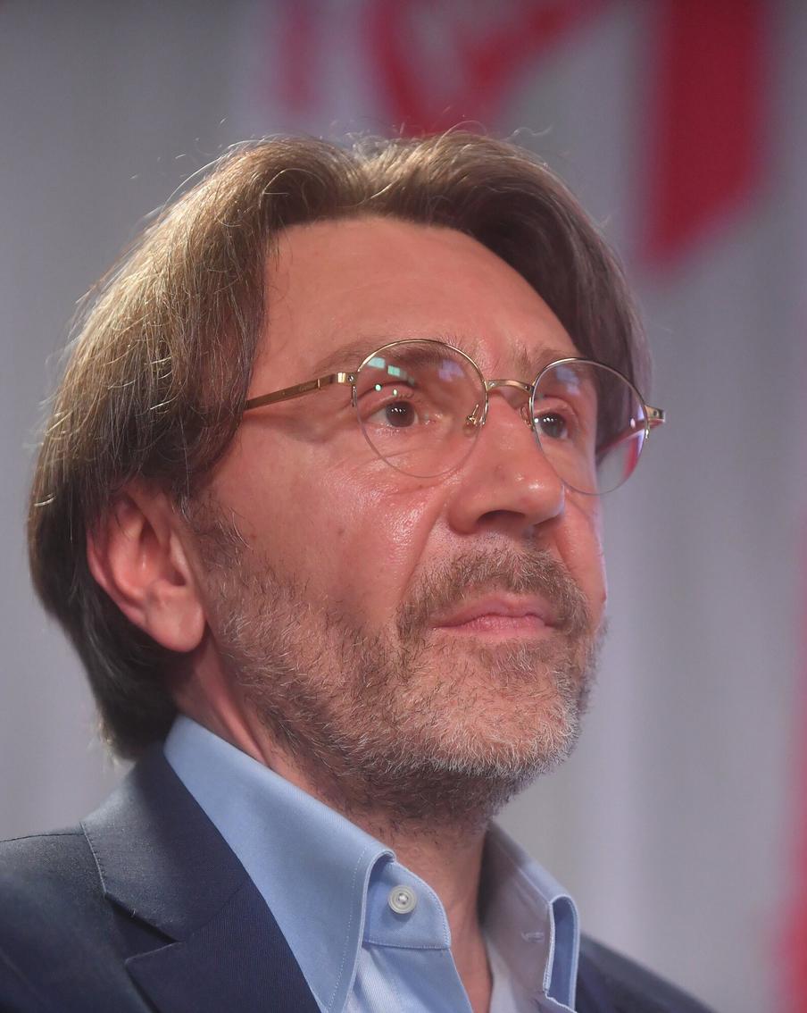 Каким получился новый клип группы "Ленинград" и зачем Сергей Шнуров взялся за топор