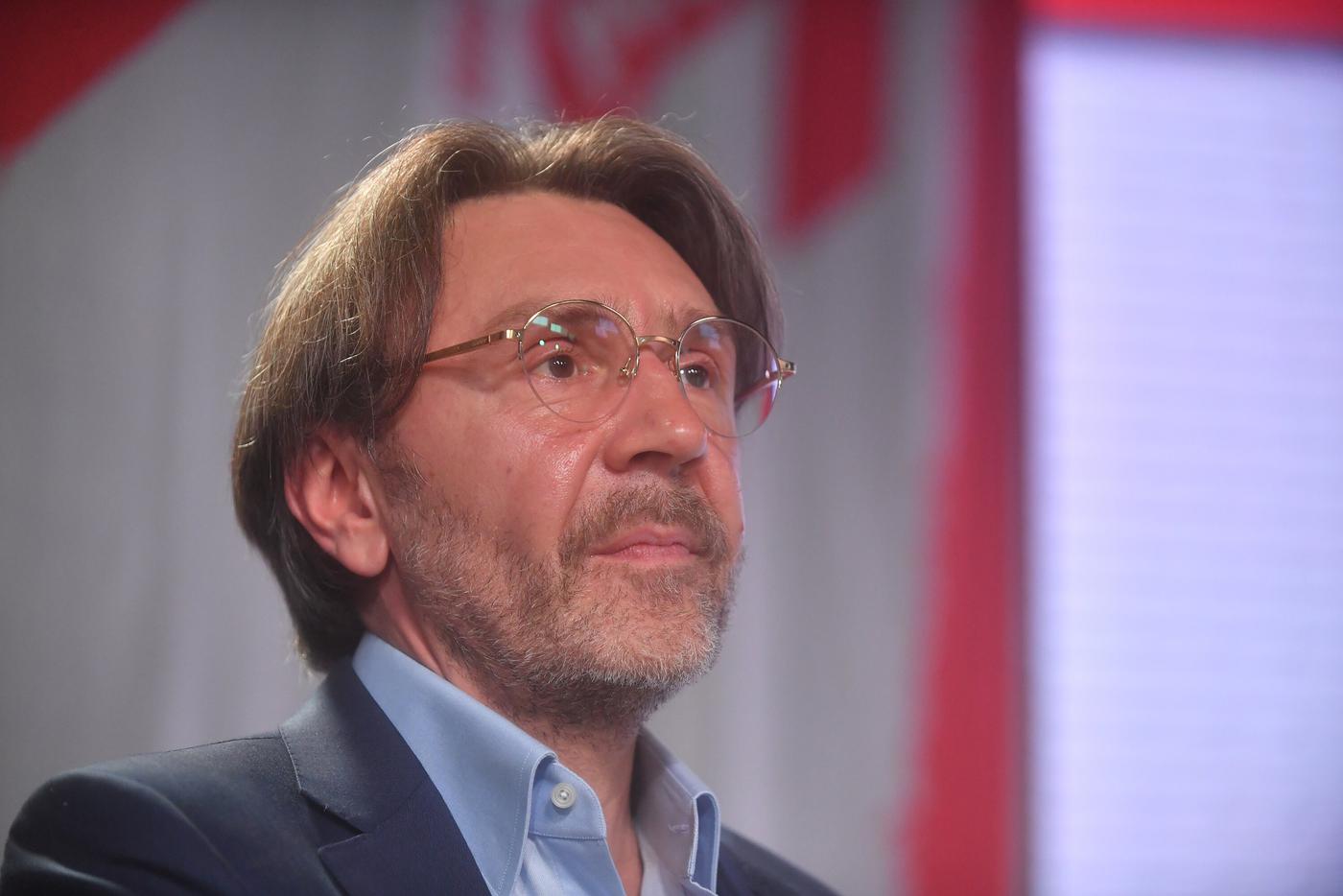 Сергей Шнуров устроился продавцом на рынок в новом клипе "Ленинграда"