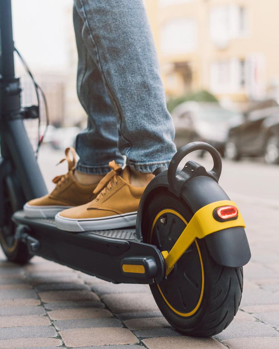 В России была ограничена скорость разгона самокатов. Теперь они могут ускориться лишь до 20 километров в час