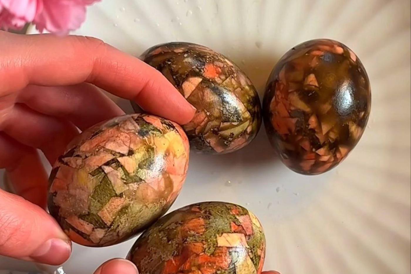 Как сделать "драконьи" и "мраморные" яйца: пять трендов из соцсетей