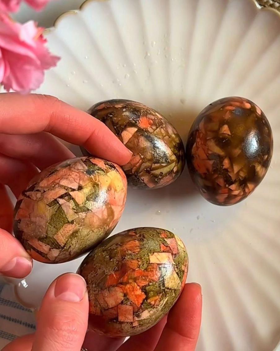 Как сделать "драконьи" и "мраморные" яйца: пять трендов из соцсетей