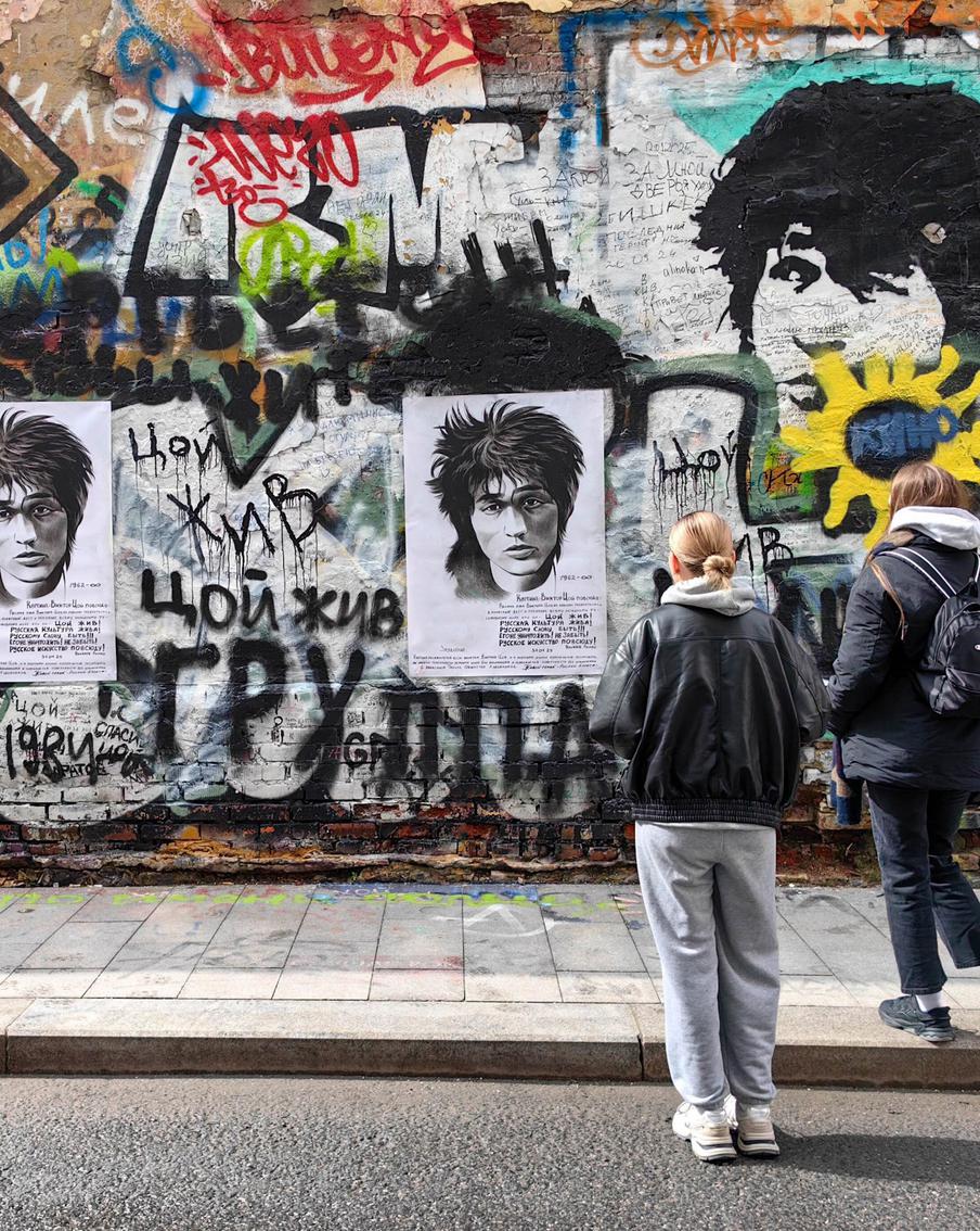 "Давно пора": что рокеры и знаменитости думают о войне фанатов Паши Техника и Виктора Цоя