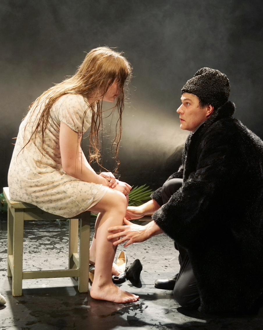 Русалка в ватнике на грани нервного срыва вышла на сцену МХТ имени А. П. Чехова