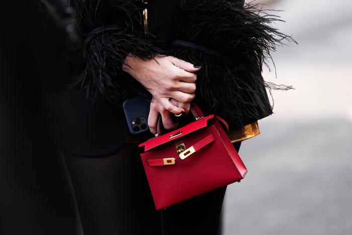 Китайские рабочие подрывают репутацию люкса заявлениями в TikTok: что происходило в мире моды и красоты на этой неделе