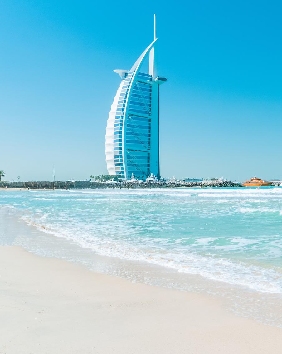 Российских туристов в ОАЭ оштрафовали и выгнали с пляжа за нарушение норм поведения в одной из провинций страны