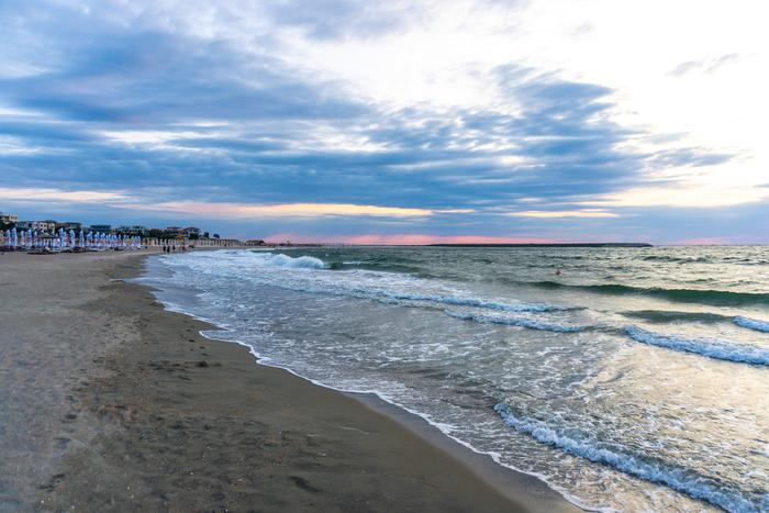 Власти Краснодарского края рассказали о пляжах, которые не пострадали из-за разлива нефти в Чёрном море