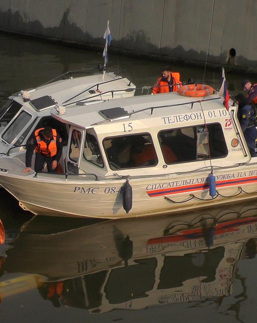 Водитель врезался в заграждение на Рубцовской набережной и утопил свой автомобиль