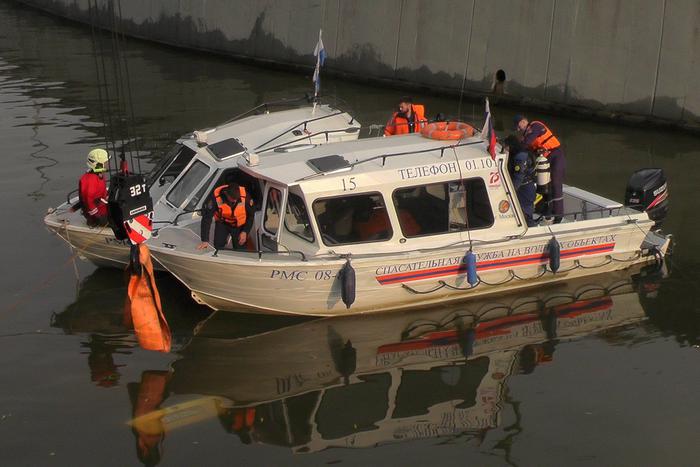 Водитель врезался в заграждение на Рубцовской набережной и утопил свой автомобиль