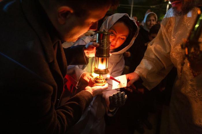 Благодатный огонь доставили в храмы Восточного административного округа Москвы