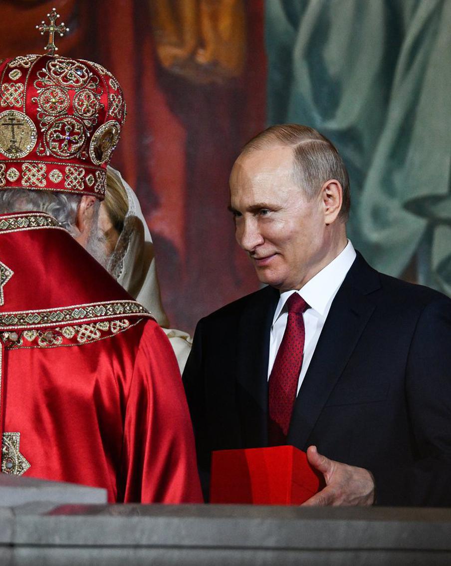 Путин подарил патриарху Кириллу пасхальное яйцо