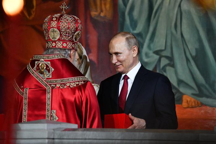 Путин подарил патриарху Кириллу пасхальное яйцо