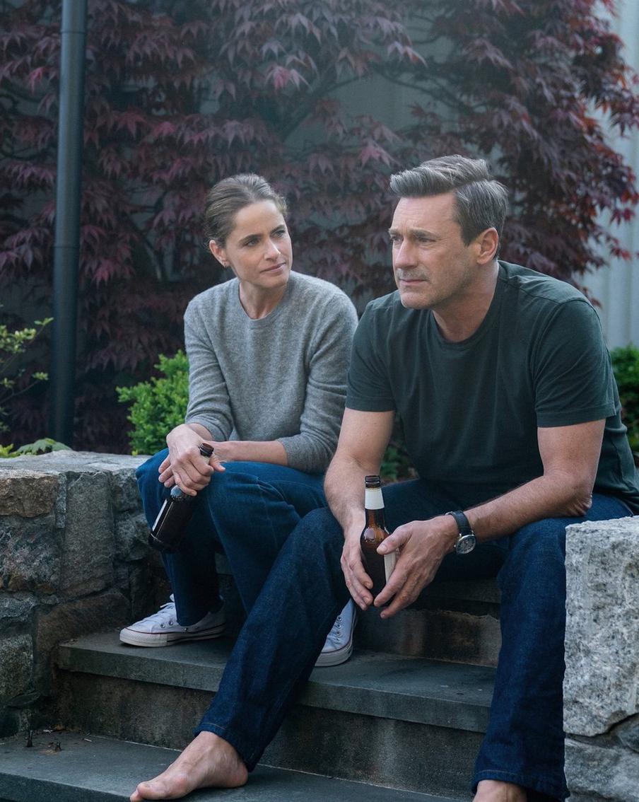 В Сети показывают криминальное драмеди "Друзья и соседи". Metro оценило сериал про финансиста, вынужденного обворовывать знакомых