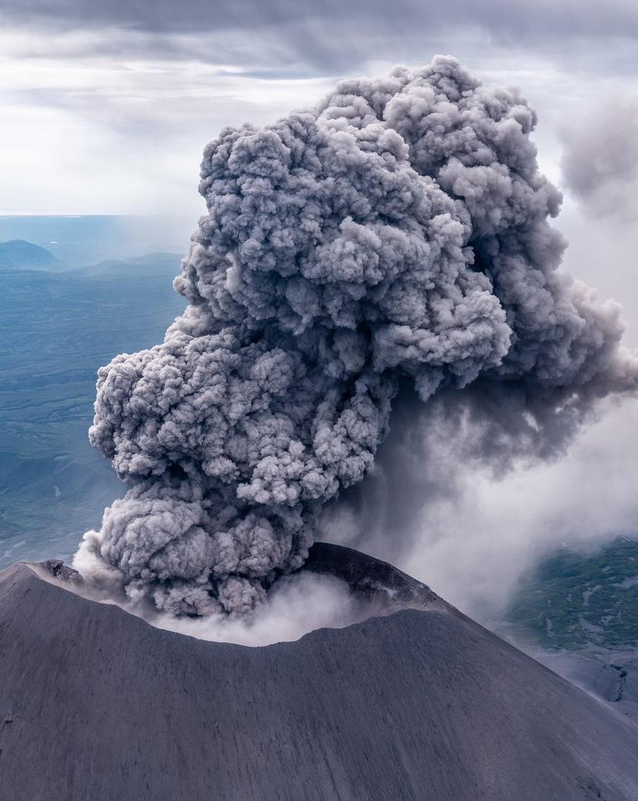 На Камчатке началось извержение вулкана Безымянный