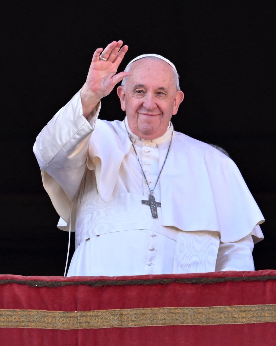 "Вонь стояла жуткая": зачем в тело папы римского зальют спирт и формальдегид