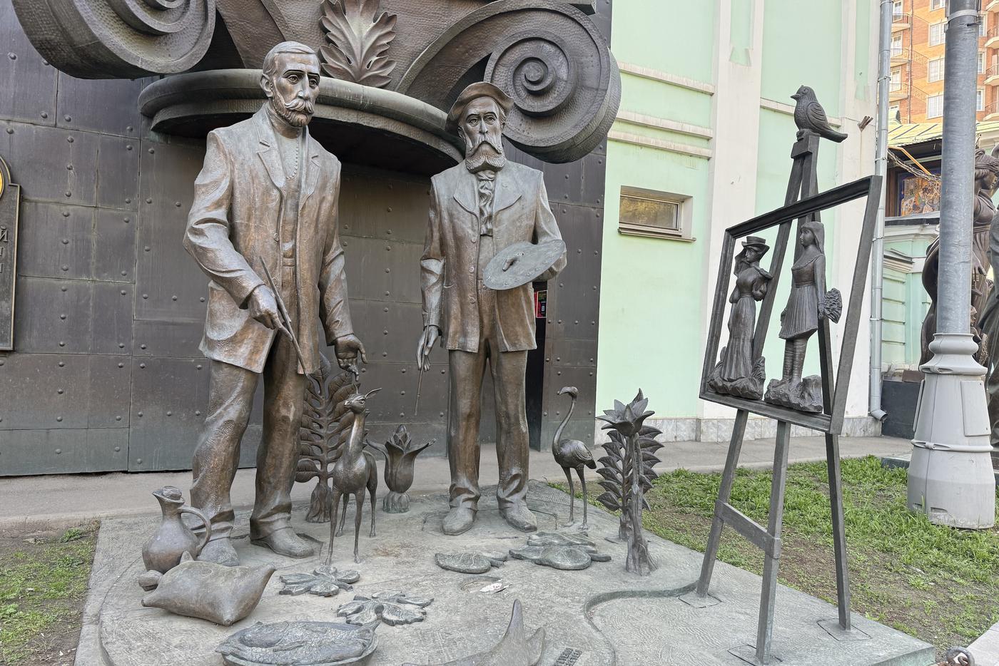 Скульптурная композиция "Руссо и Пиросмани" также как и "Мои учителя" находится у входа в Музей-мастерскую Зураба Церетели.