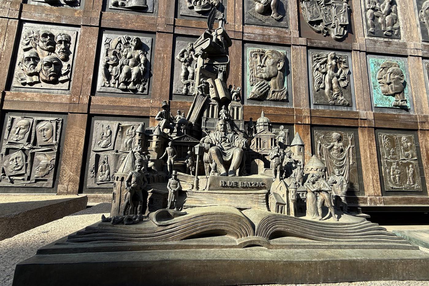 Миниатюра памятника Оноре де Бальзаку.