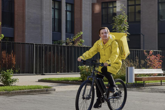 Более 100 тысяч штрафов выписали столичным курьерам за нарушение ПДД