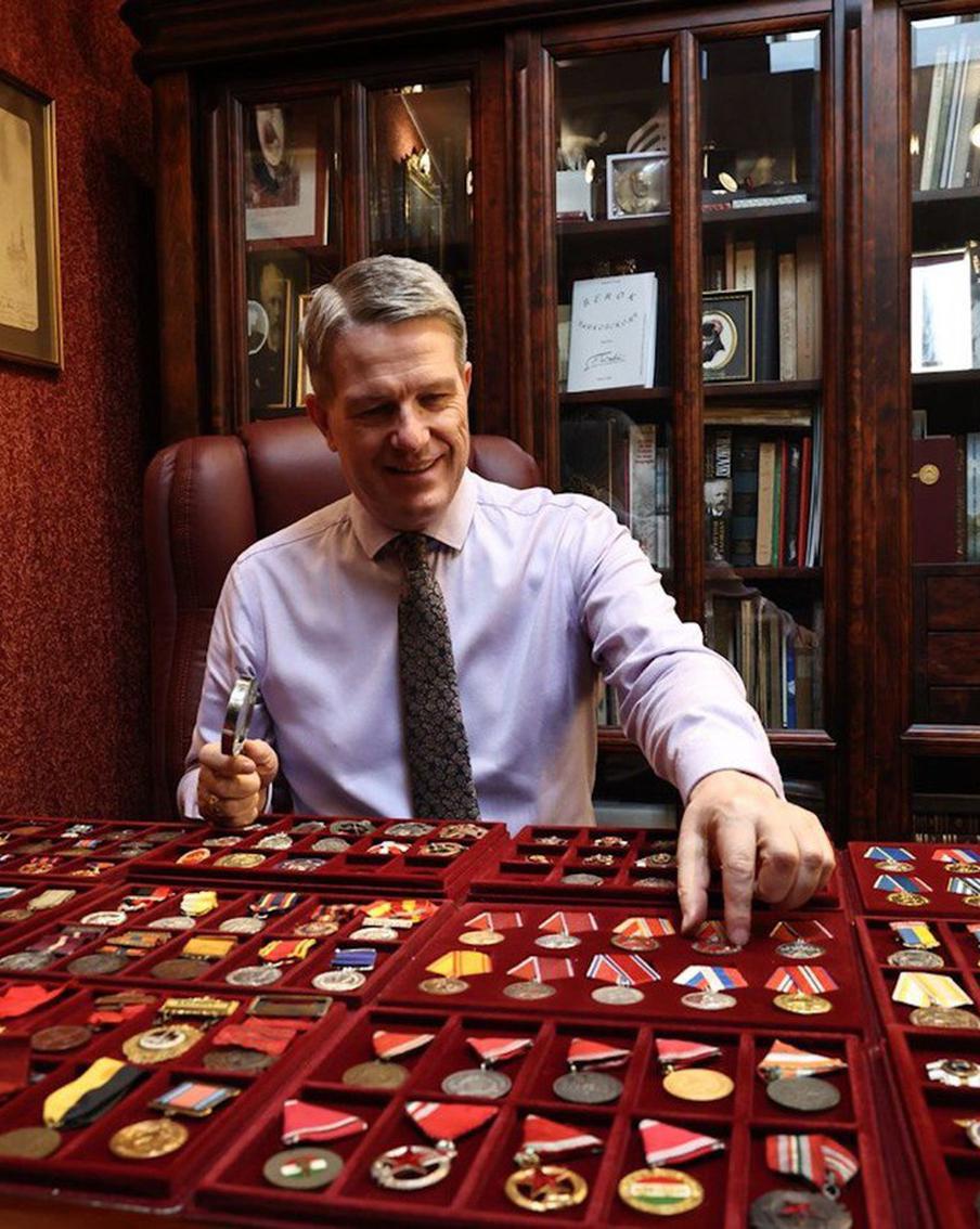 13 тысяч артефактов в одних руках: коллекционер Денис фон Мекк возвращает России пожарную историю