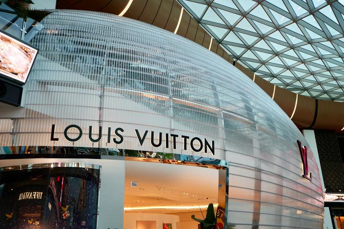 Louis Vuitton вслед за Hermès повысил цены в США из-за пошлин: что происходило в мире моды и красоты на этой неделе