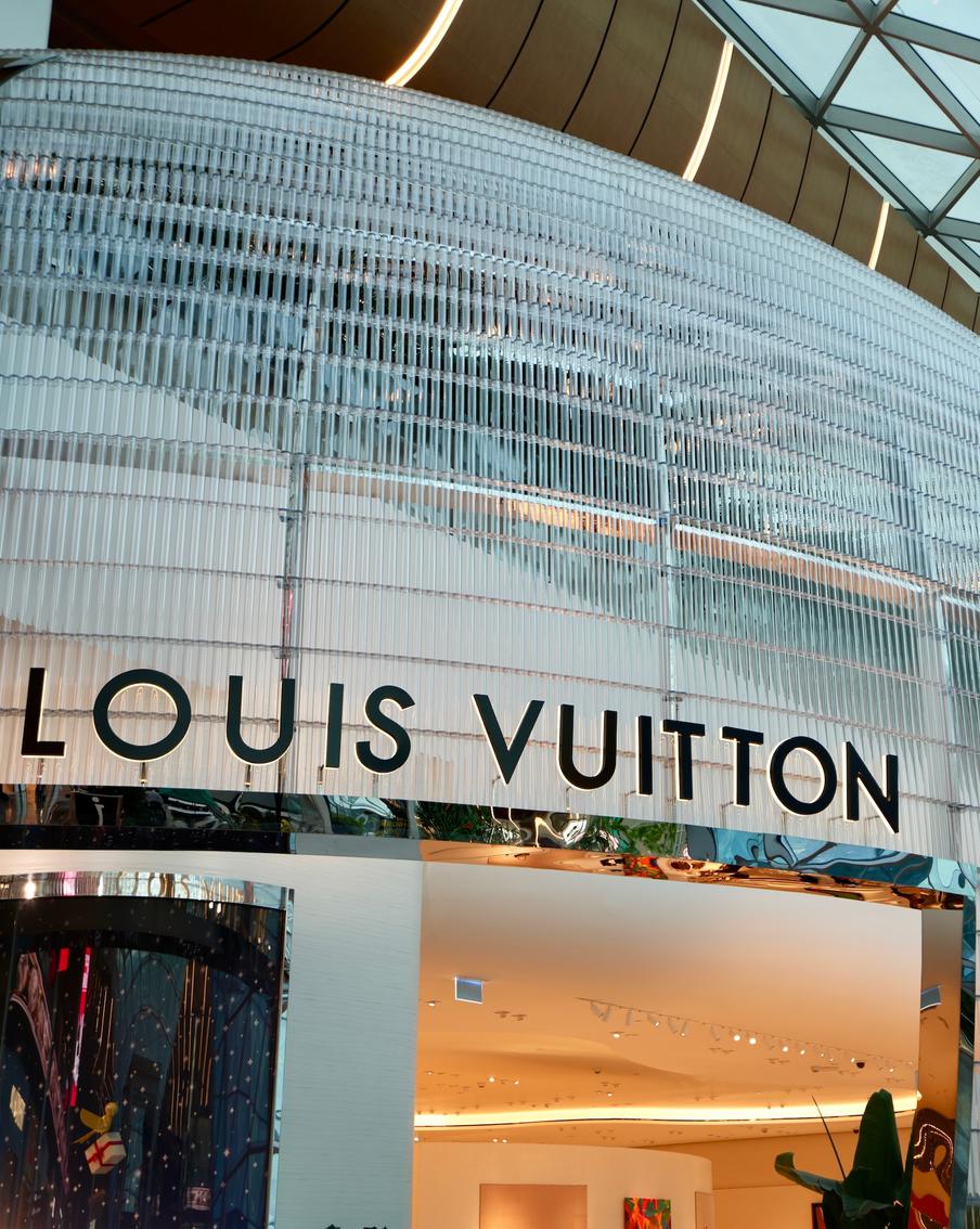 Louis Vuitton вслед за Hermès повысил цены в США из-за пошлин: что происходило в мире моды и красоты на этой неделе