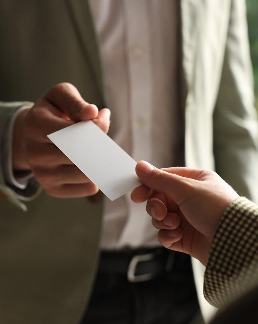 Зачем нужна визитка в 2025 году: как правильно оформить и что указать